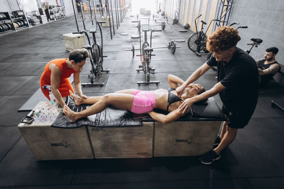 Imagen ilustrativa: atención a una deportista en el gimnasio